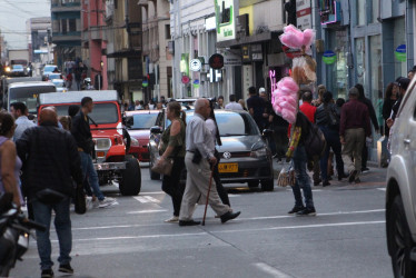 Los cruces peatonales, conocidos como cebras, son poco acatados en Manizales; cuando no es que los vehículos dejan de parar para que los transeúntes pasen, es que se detienen sobre la señal como se observa en la foto.