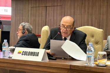 "Colombia reiteró el llamado a un cese al fuego en medio oriente y rechazó las medidas coercitivas unilaterales impuestas a Cuba, durante la Cumbre del Movimiento de Países no Alineados", escribió la Cancillería en su cuenta de X. En la foto, el ministro, Álvaro Leyva.