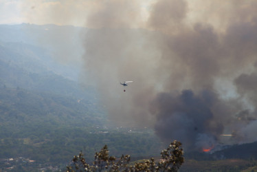 "En este momento contamos con el apoyo de dos helicópteros de la @FuerzaAereaCol y dos más de la @PoliciaColombia, además de personal de bomberos, Ejército y Defensa Civil buscando apagar los incendios en el Área Metropolitana de Bucaramanga y en Mogotes", escribió esta tarde en la plataforma X el gobernador de Santander, Juvenal Díaz Mateus.