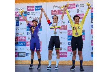 La manizaleña Diana Carolina Peñuela (centro), del equipo DNA Pro Cycling, tuvo un registro de 41 minutos y 32 segundos en la prueba contrarreloj individual del Campeonato Nacional de Ciclismo, que se corre en Boyacá.