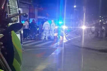 Al parecer, atacaron a bala a un hombre mientras esperaba el cambio de semáforo en el cruce de la calle 13 bis con carrera 19.