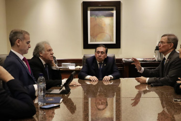 Luis Almagro (segundo de izq. a der.), secretario general de la Organización de Estados Americanos (OEA); José Manuel Albares (centro), ministro español de Relaciones Exteriores, y Roberto Álvarez, canciller de República Dominicana, participaron en la reunión extraordinaria de cancilleres por la situación de Guatemala, en la capital del país centroamericano, Ciudad de Guatemala.