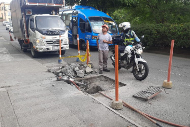 Tráfico lento en la av. Paralela: Aguas de Manizales repone reja de alcantarillado robada