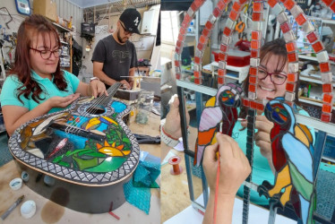 Guitarras como lienzo para plasmar obras de arte en vitral y