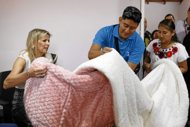 La reina Máxima de los Países Bajos compartió con Alexánder Maji y Diana Cristina Guamán, propietarios de creaciones Majitex, durante su visita a Medellín.