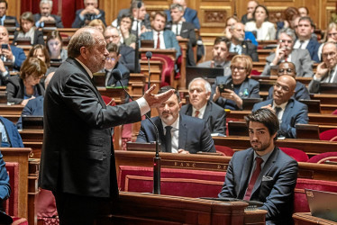 "Hemos escrito una página de la historia de los derechos de la mujer. Este es un voto histórico. Seremos el primer país del mundo a inscribir en la Constitución esta libertad para las mujeres de disponer de su cuerpo", proclamó el ministro de Justicia, Éric Dupont-Moretti, encargado de defender la reforma por parte del Ejecutivo.