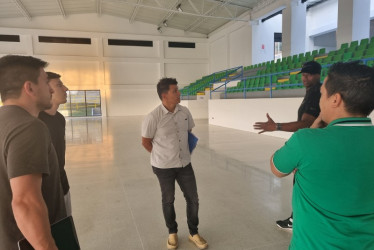 Diego Fernando Espinosa, secretario del Deporte de Manizales, con los dirigentes de las ligas en el Coliseo Menor Ramón Marín Vargas. Ya distribuyeron los espacios.