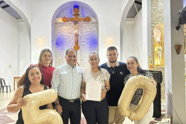 La profesora Alba Cristina Gallego López, cuarta en la foto, durante el homenaje de la Alcaldía en la parroquia de Nuestra Señora del Carmen.