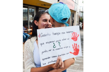  Las agentes educativas recorrieron ayer la Avenida Santander, desde el Parque de la Mujer hasta la sede del Instituto Colombiano de Bienestar Familiar (ICBF). 