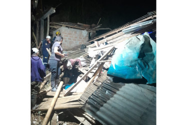 Una casa de bahareque se desplomó sobre otra en la vereda El Limón de La Merced.