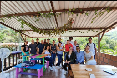 En colegios oficiales de Caldas continúa el movimiento con docentes. Unos entran y otros salen. La situación lleva a que instituciones estén sin profesores, a la espera de nombramientos. En la foto, salientes y entrantes en Pueblo Nuevo (Pensilvania).