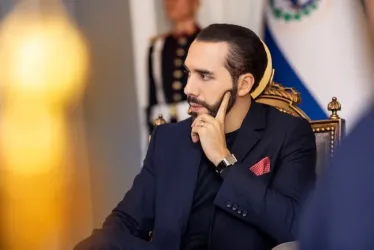 Nayib Bukele, expublicista de 42 años, será el primer presidente reelegido en 32 años en el país centroamericano. Ganó sin sorpresas. Analistas políticos temen el inicio oficial de una dictadura en El Salvador.