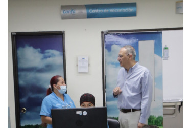 Juan Eduardo Zuluaga Perna, director de la Caja de Compensación de Caldas (Confa), aparece, en la imagen, con Marla Torres Hernández y María Alejandra Marín de vacunación del centro médico de La 50. Continuarán con lo ambulatorio.