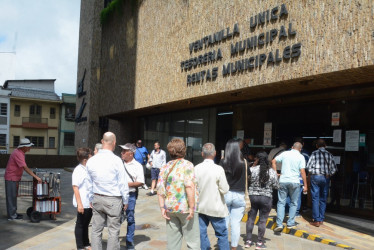 Contribuyentes en la sala de espera de la Unidad de Rentas en la mañana de ayer.