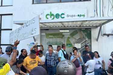 La manifestación frente a la sede de la Chec en La Dorada inició el miércoles a las 9:00 a.m.