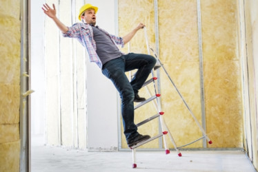 Trabajador cayéndose de una escalera.