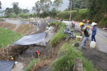 Varios muros de contención se construyen en el carril izquierdo de la vía, bajando desde el Acuaparque hasta Termales El Otoño. Son las obras que cuestiona la Sociedad de Ingenieros, pues se pudo ampliar al lado derecho para reducir costos.