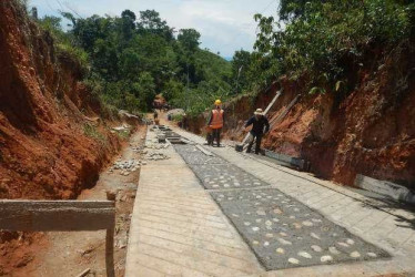 Entre la vereda Miraflores y el sector de Vellavista se construye por estos días una placa huella. Los trabajos obligan a mantener cerrada la vía por un mes.