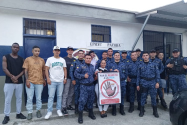 Protesta en la cárcel de Pácora contra la persecución de bandas criminales a los guardianes del país.