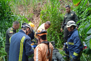 Rescate de uno de los cuatro policías lesionados en Salamina. 