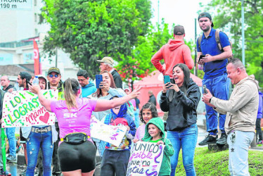 Familiares de los participantes llevaron pancartas con mensajes de apoyo.