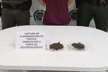 La Policía aprehendió a un hombre de 25 años con unos 40 gramos de marihuana, en el parque principal del corregimiento de Arboleda, en Pensilvania (Caldas).