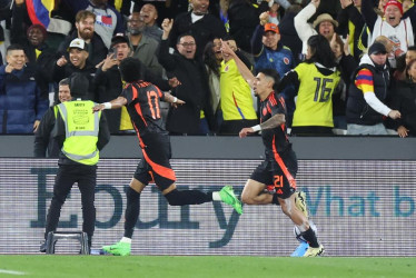 Celebración del gol de Daniel Muñoz (d).