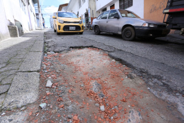 Más de un año lleva incomodando un hueco por la calle 17 en el barrio San Joaquín. Residentes del sector manifiestan que la abertura ha puesto en peligro en distintas a ocasiones a conductores y peatones. Ya se ha intentado reparchear con arena, pero vuelve a deteriorarse. Piden intervención de la vía.