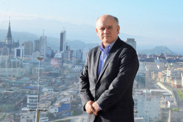 En su visita hace dos semanas a Manizales, el presidente de la Corte Constitucional, el manizaleño José Fernando Reyes subió a lo más alto de la Torre Emblemática de la Universidad de Manizales