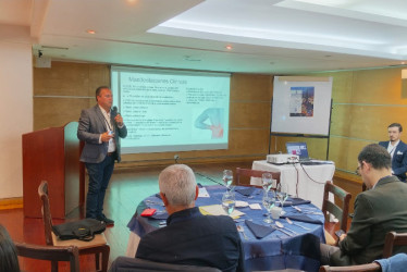 Roberto Iván Giraldo Álvarez, durante su charla en el II Curso de Urología para Médicos Generales del Eje Cafetero.