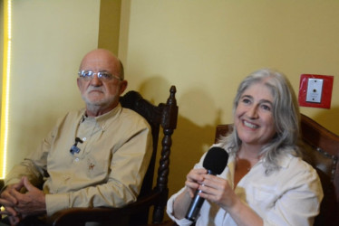 El gobernador de Caldas, Henry Gutiérrez, con la ministra de Vivienda, Catalina Velasco, en la visita de la alta funcionaria a Manizales el sábado.