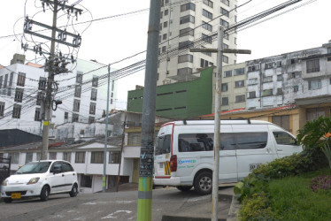 Foto | Freddy Arango | LA PATRIA El poste sin la señal de tránsito está situado entre calles 53 y 53A.