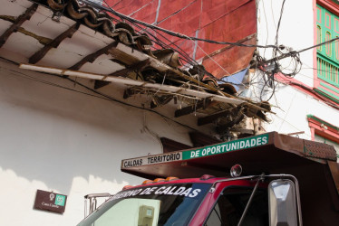 El alera de la Casa Carola de Salamina, de cerca de 150 años, sufrió daños provocados por una volqueta que transportaba una retroexcavadora.