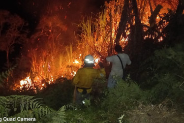 En la vereda El Porvenir de Supía se originó un incendio desde la noche del miércoles que duró hasta la madrugada del día siguiente.