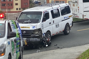 Este es el choque entre el colectivo y la moto. Una persona lesionada.