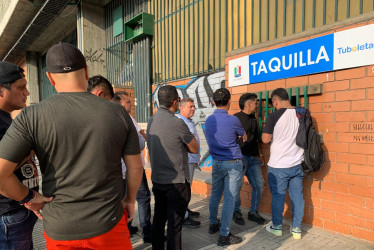 Los aficionados en las afueras del Palogrande, comprando las boletas para el domingo, para el partido Once Caldas - Envigado