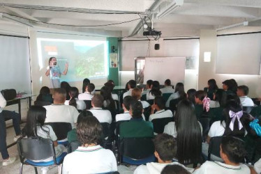 Foto I Prensa Escuela  Carlos Gómez expuso sobre medios de comunicación y cine en un taller en el colegio Bosque del Norte. 