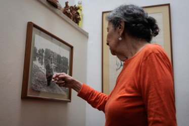  Rosemeire Nogueira, detenida por la dictadura militar el 4 de noviembre de 1969, mira una foto suya con su hijo durante una entrevista con EFE, el 26 de marzo de 2024, en Sao Paulo (Brasil)