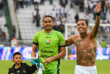 El arquero James Aguirre y el goleador Dayro Moreno el lunes en el estadio Palogrande, tras la victoria 1-0 ante Alianza FC.