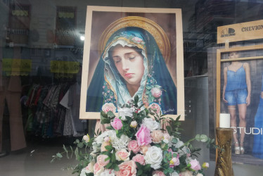 Esta pintura religiosa del artista Gonzalo Díaz Ladino se exhibe en el almacén Passaporte, en la tradicional Calle del Comercio.