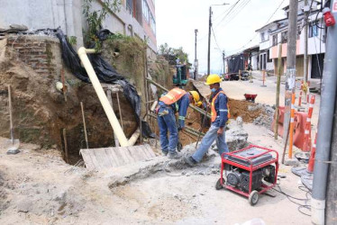 La Alcaldía invertirá $9 mil 360 millones. Incluye el colegio Siete de Agosto, que completa ocho años sin un proyecto prometido. Entre tanto, comenzó la construcción del muro de cerramiento de la sede A de la Institución Educativa Villa del Pilar.