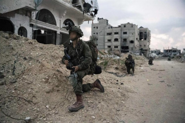 El Ejército israelí se retiró la madrugada de este lunes del hospital de Shifa, en ciudad de Gaza, tras dos semanas de asedio contra el que es el complejo médico más grande del enclave palestino, donde aseguran haber matado a unos 200 supuestos milicianos y haber detenido a unos 500. 