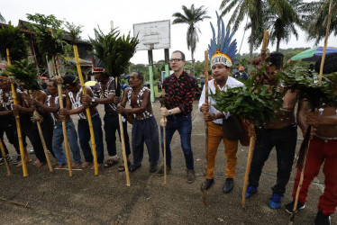 El ministro de Cultura de Colombia, Juan David Correa, danza con indígenas del Amazonas durante un acto donde el gobierno colombiano pidió perdón a cuatro pueblos indígenas de la Amazonía (Uitotos, Bora, Okaina y Muinane) 