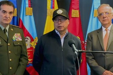 El presidente Petro lamentó la decisión en una alocución en la que lo acompañaron el general William Salamanca, director de la Policía (izq.), e Iván Velásquez, ministro de Defensa (der.).