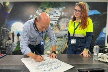 El rector de la Universidad Autónoma de Manizales (UAM) Carlos Eduardo Jaramillo, y la gerente de Recursos Humanos de Aris Mining, Leidy Gutiérrez, firmaron un convenio para fortalecer la educación en Caldas, sobre todo en Marmato.