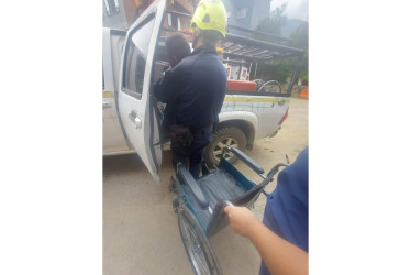 El Cuerpo de Bomberos Voluntarios de Marmato trasladó al minero afectado en su vehículo contra incendios.