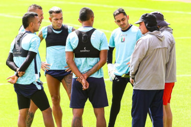 El técnico del Once Caldas, Hernán Darío Herrera, habla con Jorge Cardona, Iván Rojas, Jéider Riquett, Dayro Moreno y James Aguirre, ayer, en el estadio Palogrande. El equipo viajará hoy a Barranquilla.