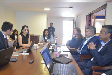 La caldense Juana Carolina Londoño (d), parlamentaria de Colombia, en una sesión de febrero en el Parlamento Andino.