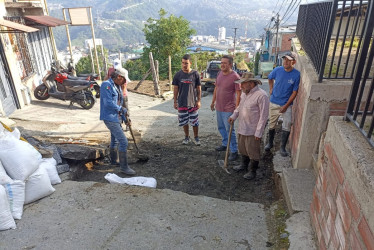 Habitantes del sector Altos del Portón no aguantaron más las promesas incumplidas de la Alcaldía sobre la calle 9 y decidieron arreglarla ellos mismos con lo que tenían a su disponibilidad.