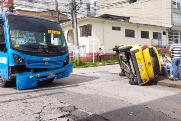 Así quedaron la buseta y el taxi tras el choque en Chipre.